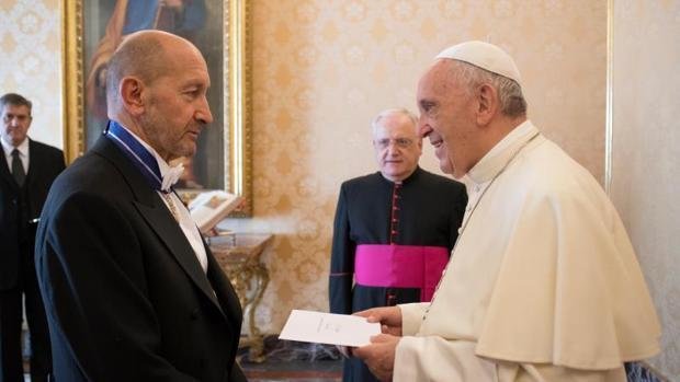 El embajador de España ante la Santa Sede Gerardo Bugallo con el Papa. AFP. 