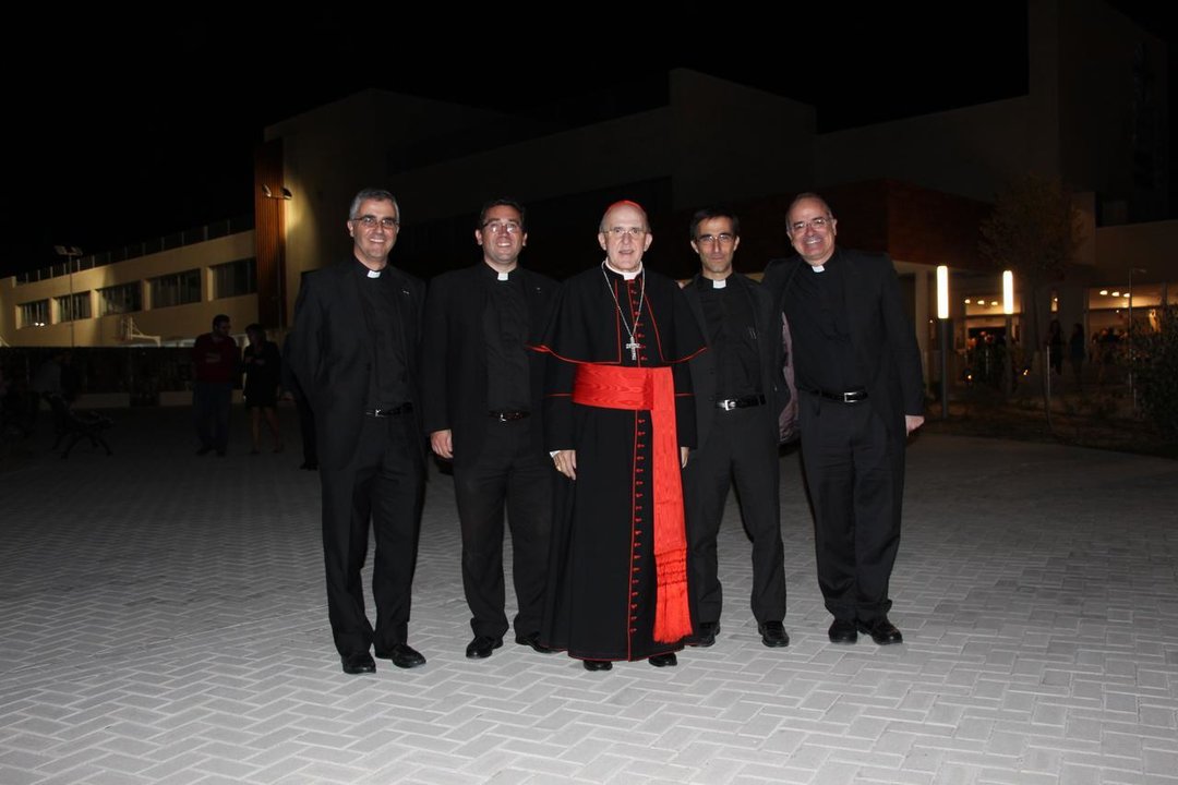 José Noriega (primero a la derecha) junto a Carlos Granados (director de Stella Marís College) el cardenal Carlos Osoro y otros sacerdotes. 