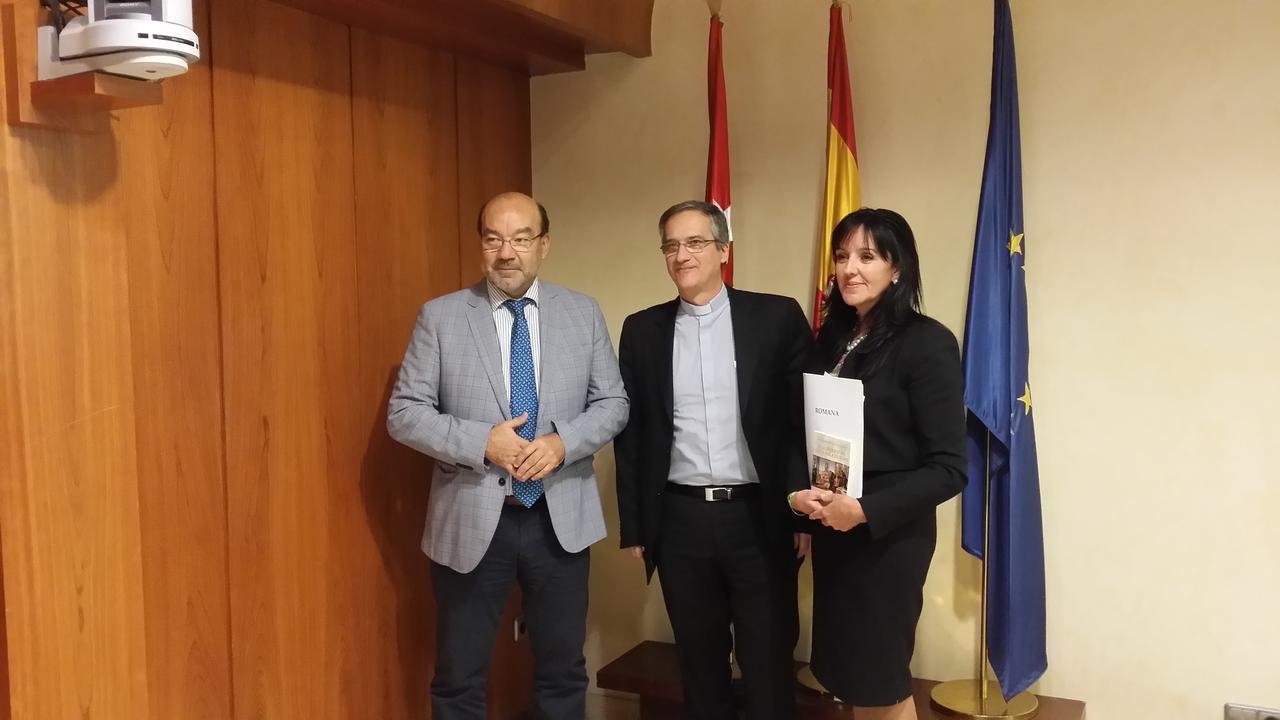 Ángel Expósito, Dario Viganó y Carmen Magallón de Romana Editorial, en la presentación del libro en Madrid. 