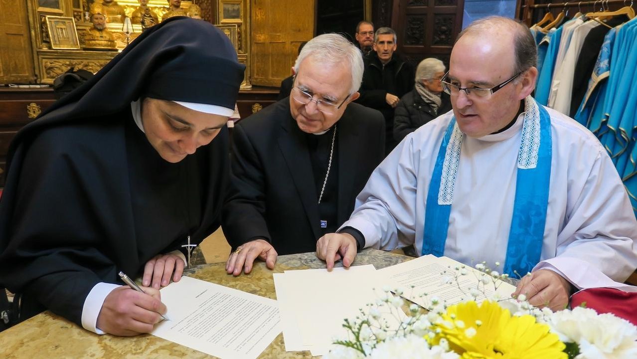 Firma oficial con el obispo, monseñor Jesús Murgui, el vicario general, Vicente Martínez y la hermana superiora, Antonella.