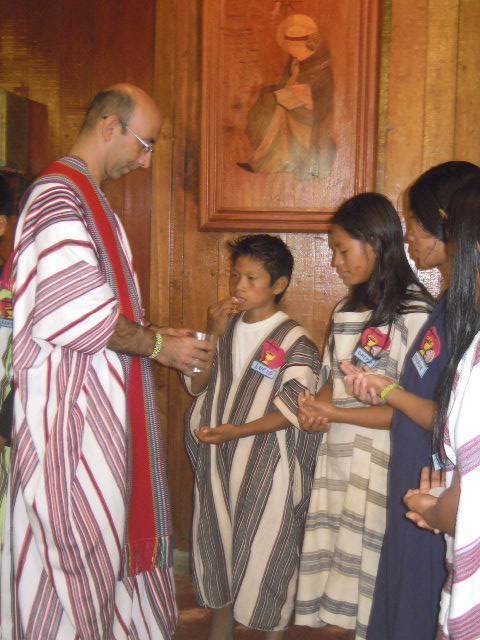 El obispo español David Martínez de Aguirre con niños indígenas. 