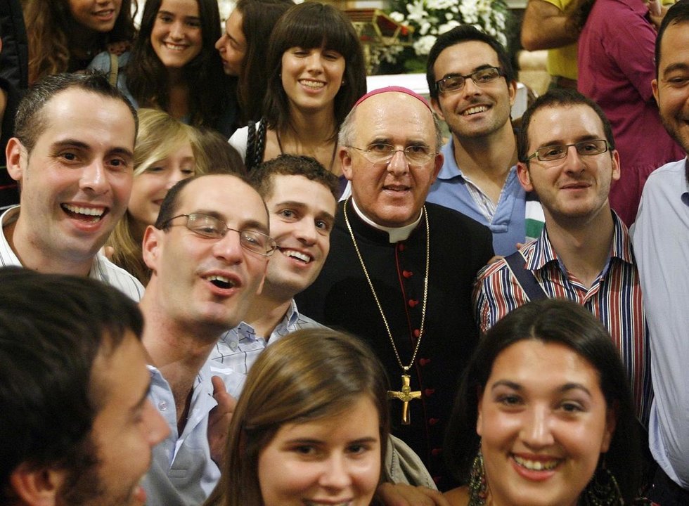 El cardenal Osoro con un grupo de jóvenes. 