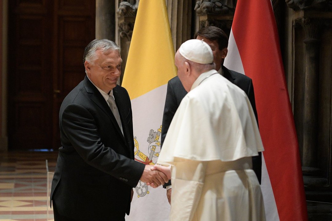 El Papa Francisco y primer ministro de Hungría, Viktor Orban, dentro de la visita del Pontífice al 52º Congreso Eucarístico Internacional. Fuente: Twitter.