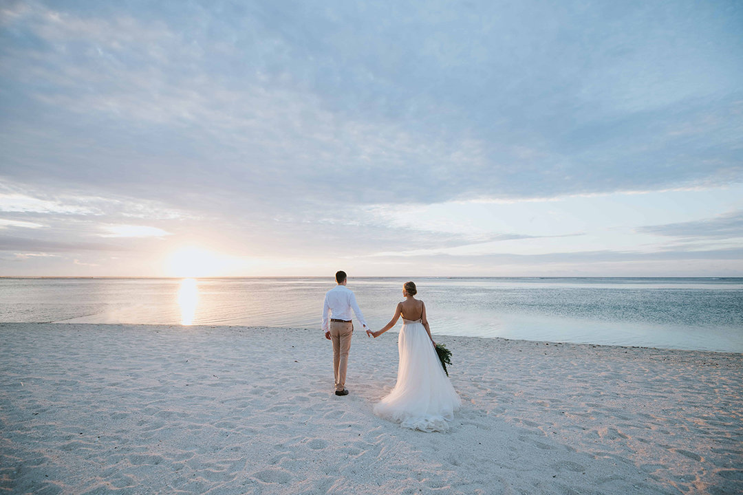 Una pareja recién casada en una playa