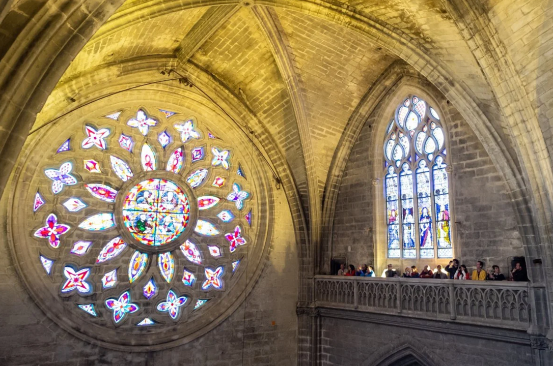 Las vidrieras de la catedral de Sevilla, atractivo turístico durante este verano.