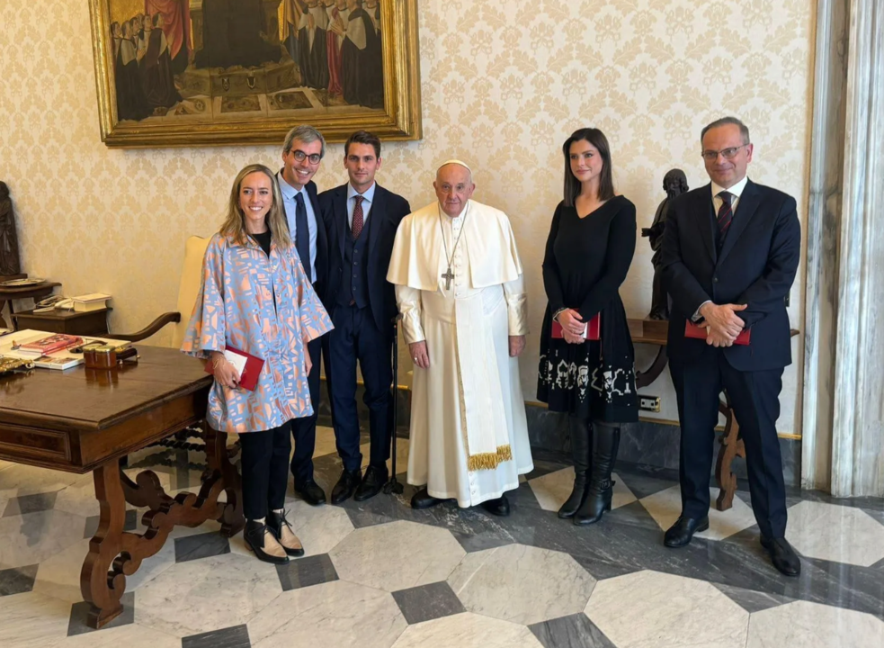 Olivia Maurel y su marido Matthias rodean al Papa junto con otros activistas a favor de la prohibición de la gestación subrogada.
