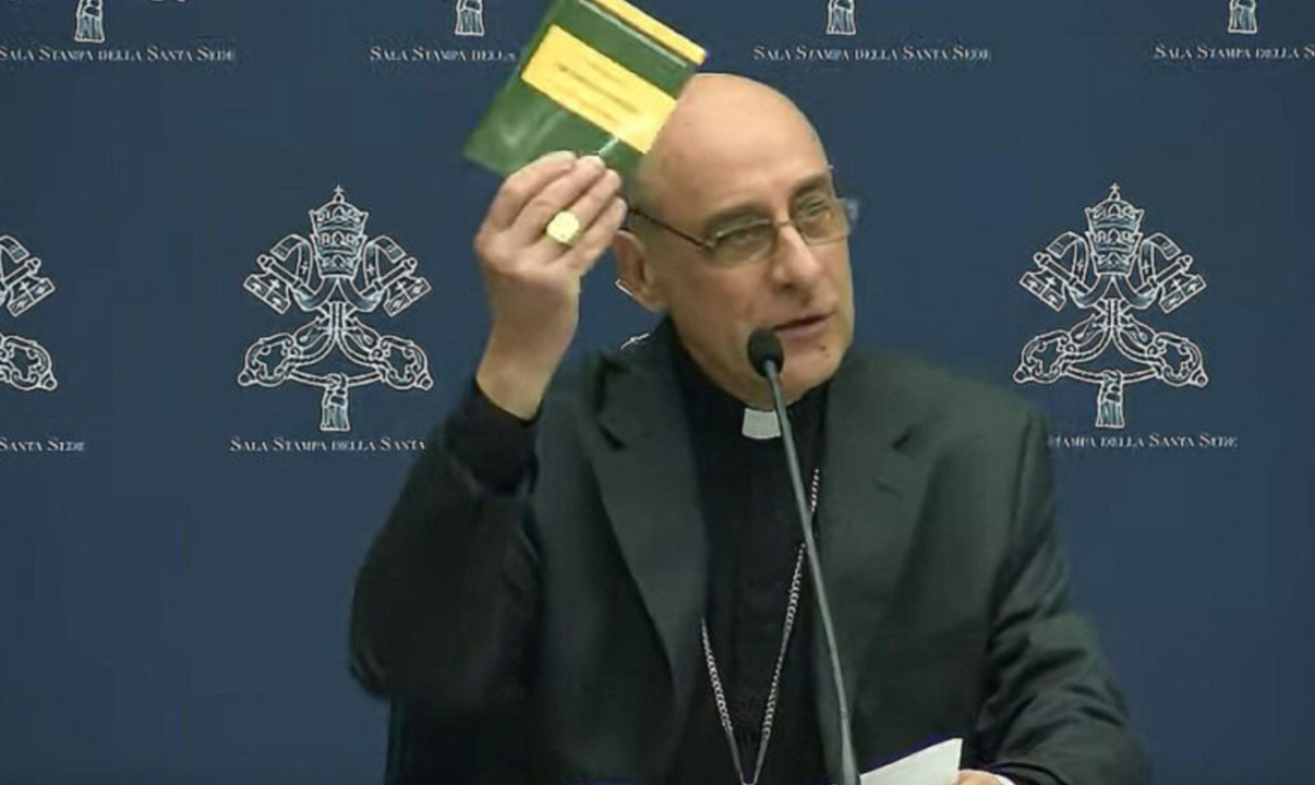 El cardenal Víctor Manuel Fernández mostrando el documento “Dignitas Infinita”.